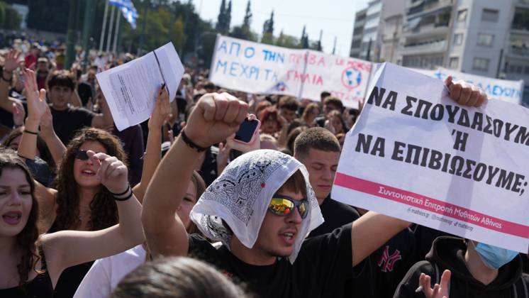 Athens Students And Teachers Protest ATHENS, GREECE, OCTOBER 21, 2026: Students and educators march through central Athens towards the Greek Parliament during nationwide education protests and teachers™ strike action. Demonstrators demand increased public education funding, improved school facilities, smaller classes and higher teachers™ salaries, while opposing education privatisation. Athens Greece Copyright: x xVedatxYelerx xJNAxPressx