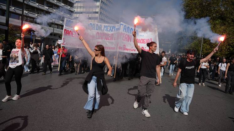October 21, 2026, Athens, Greece: ATHENS, GREECE, OCTOBER 21, 2026: Students and educators march through central Athens towards the Greek Parliament during nationwide education protests and teachers™ strike action. Demonstrators demand increased public education funding, improved school facilities, smaller classes and higher teachers™ salaries, while opposing education privatisation. Athens Greece - ZUMAq101 20261021_zna_q101_259 Copyright: xVedatxYelerx