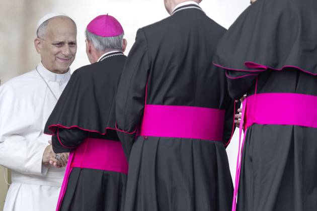 Pope Leo XIV s Weekly General Audience in Vatican City, Vatican - 07 Oct 2026 Pope Leo XIV greets the bishops during his weekly general audience in St. Peter s square at the Vatican. Pope Leo XIV during Weekly General Audience in Vatican City Vatican City Vatican Copyright: xMariaxGraziaxPicciarellax xSOPAxImagesx Maria-Grazia-Picciarella-1460706