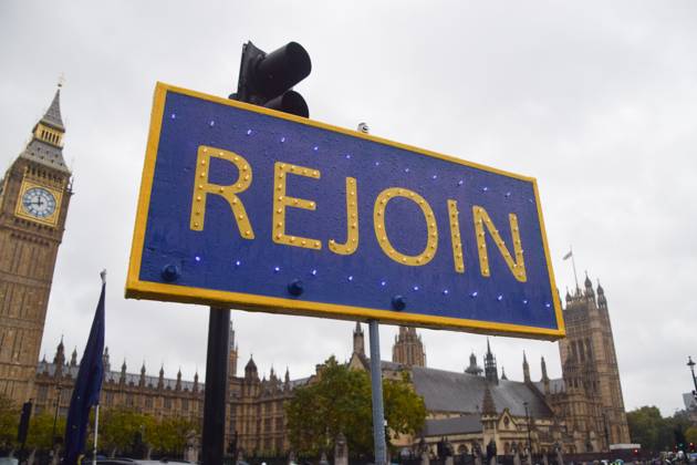 News Bilder des Tages #2 Anti-Brexit and Pro-EU Protest in London, UK - 21 Oct 2026 A Rejoin placard is seen during the weekly anti-Brexit and pro-EU protest in Parliament Square. London United Kingdom Copyright: xVukxValcicx xSOPAxImagesx Vuk-Valcic-1460646