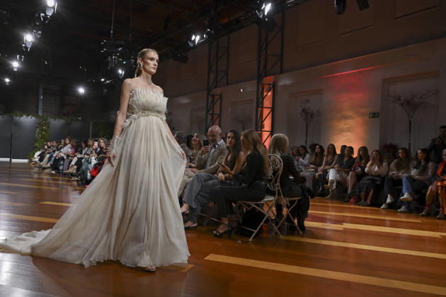 October 21, 2026, Madrid, Spain: A model parades with design ANMARGO during ATELIER COUTURE – 16.ª edición, Fashion Week in Real Fabrica de Tapices. Madrid Spain - ZUMAs197 20261021_aaa_s197_806 Copyright: xAtilanoxGarciax