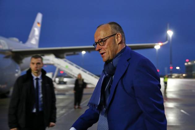 Schönefeld bei Berlin, Brandenburg, Deutschland, 22.10.2026: Flughafen BER: Auslandsreise des Kanzlers nach Montenegro: Bundeskanzler Friedrich Merz (CDU) kommt auf dem Rollfeld an und steigt beim Abflug in ein Flugzeug der Flugbereitschaft. Copyright: xdtsxNachrichtenagenturx dts_140204