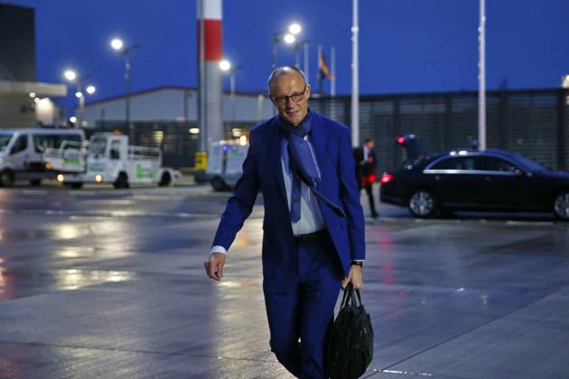 Schönefeld bei Berlin, Brandenburg, Deutschland, 22.10.2026: Flughafen BER: Auslandsreise des Kanzlers nach Montenegro: Bundeskanzler Friedrich Merz (CDU) kommt auf dem Rollfeld an und steigt beim Abflug in ein Flugzeug der Flugbereitschaft. Copyright: xdtsxNachrichtenagenturx dts_140205