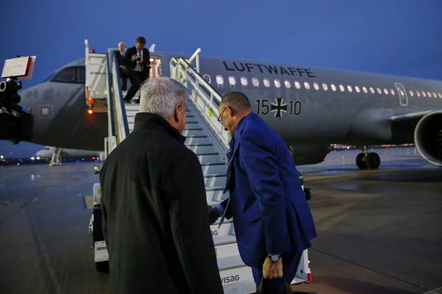 Schönefeld bei Berlin, Brandenburg, Deutschland, 22.10.2026: Flughafen BER: Auslandsreise des Kanzlers nach Montenegro: Bundeskanzler Friedrich Merz (CDU) kommt auf dem Rollfeld an und steigt beim Abflug in ein Flugzeug der Flugbereitschaft. Copyright: xdtsxNachrichtenagenturx dts_140206