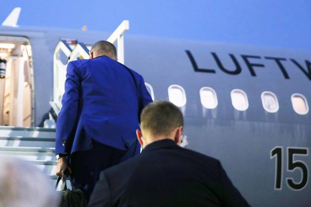Schönefeld bei Berlin, Brandenburg, Deutschland, 22.10.2026: Flughafen BER: Auslandsreise des Kanzlers nach Montenegro: Bundeskanzler Friedrich Merz (CDU) kommt auf dem Rollfeld an und steigt beim Abflug in ein Flugzeug der Flugbereitschaft. Copyright: xdtsxNachrichtenagenturx dts_140212