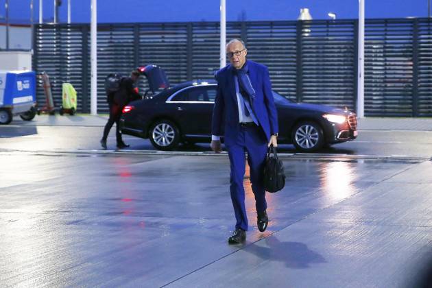 Schönefeld bei Berlin, Brandenburg, Deutschland, 22.10.2026: Flughafen BER: Auslandsreise des Kanzlers nach Montenegro: Bundeskanzler Friedrich Merz (CDU) kommt auf dem Rollfeld an und steigt beim Abflug in ein Flugzeug der Flugbereitschaft. Copyright: xdtsxNachrichtenagenturx dts_140208
