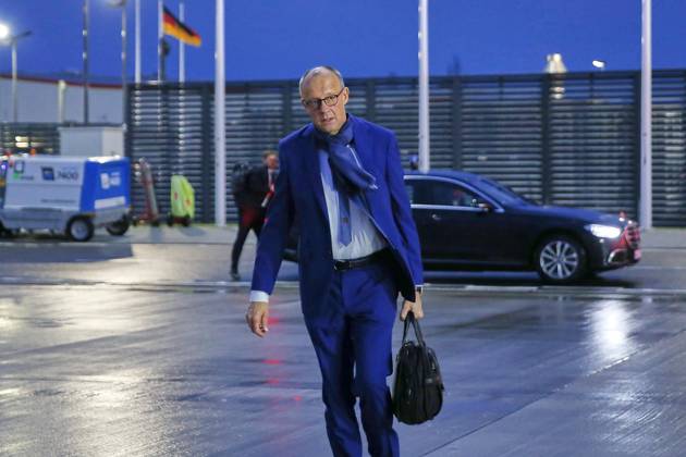 Schönefeld bei Berlin, Brandenburg, Deutschland, 22.10.2026: Flughafen BER: Auslandsreise des Kanzlers nach Montenegro: Bundeskanzler Friedrich Merz (CDU) kommt auf dem Rollfeld an und steigt beim Abflug in ein Flugzeug der Flugbereitschaft. Copyright: xdtsxNachrichtenagenturx dts_140209