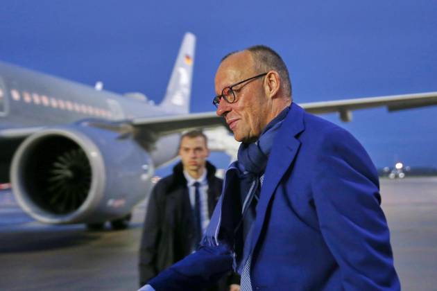 Schönefeld bei Berlin, Brandenburg, Deutschland, 22.10.2026: Flughafen BER: Auslandsreise des Kanzlers nach Montenegro: Bundeskanzler Friedrich Merz (CDU) kommt auf dem Rollfeld an und steigt beim Abflug in ein Flugzeug der Flugbereitschaft. Copyright: xdtsxNachrichtenagenturx dts_140210