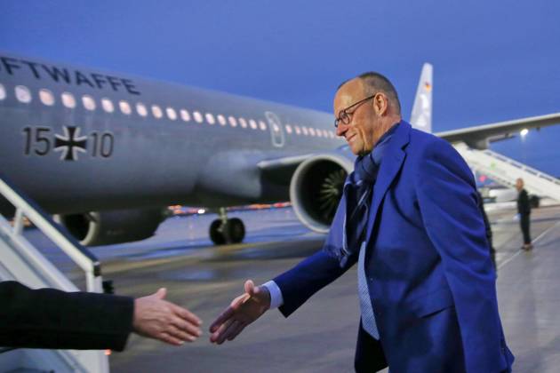Schönefeld bei Berlin, Brandenburg, Deutschland, 22.10.2026: Flughafen BER: Auslandsreise des Kanzlers nach Montenegro: Bundeskanzler Friedrich Merz (CDU) kommt auf dem Rollfeld an und steigt beim Abflug in ein Flugzeug der Flugbereitschaft. Copyright: xdtsxNachrichtenagenturx dts_140211