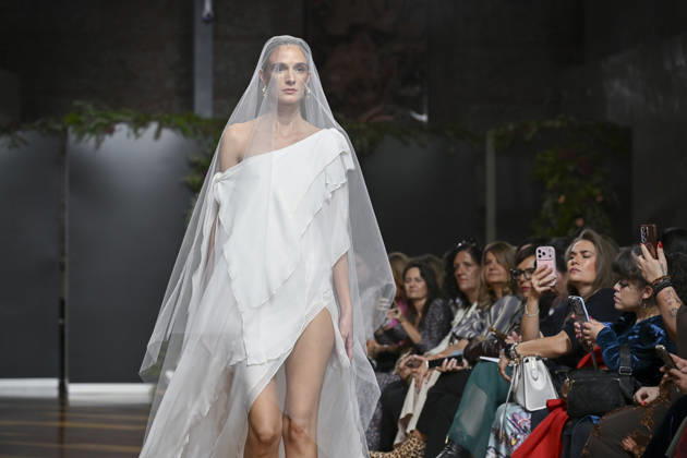 October 21, 2026, Madrid, Spain: A model parades with design ANMARGO during ATELIER COUTURE – 16.ª edición, Fashion Week in Real Fabrica de Tapices. Madrid Spain - ZUMAs197 20261021_aaa_s197_754 Copyright: xAtilanoxGarciax