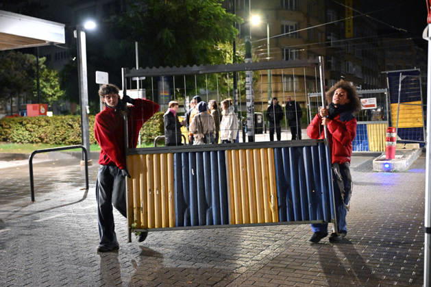 Students blocked the ULB campus in Brussels BRUSSELS, BELGIUM - OCTOBER 22: Students at the Universite Libre de Bruxelles (ULB) Solbosch Campus erect barricades and hang protest banners blocking campus entrances in Brussels, Belgium on Wednesday, October 22, 2026. Demonstrators assembled to protest planned tuition fee increases and budget cuts targeting higher education funding across the Wallonia-Brussels Federation. Dursun Aydemir Anadolu Brussels Belgium. Editorial use only. Please get in touch for any other usage.  Copyright: x2026xAnadoluxDursunxAydemirx