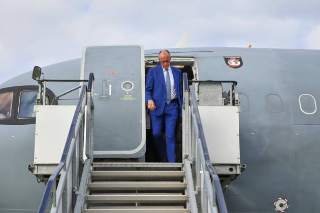 Tivat, Montenegro, 22.10.2026: Flughafen Tivat: Auslandsreise des Kanzlers zum Berlin Prozess -Gipfel: Bundeskanzler Friedrich Merz (CDU) steigt aus dem Flugzeug der Flugbereitschaft. Copyright: xdtsxNachrichtenagenturx dts_140213