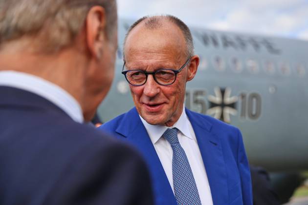 Tivat, Montenegro, 22.10.2026: Flughafen Tivat: Auslandsreise des Kanzlers zum Berlin Prozess -Gipfel: Bundeskanzler Friedrich Merz (CDU) steigt aus dem Flugzeug der Flugbereitschaft. Copyright: xdtsxNachrichtenagenturx dts_140214