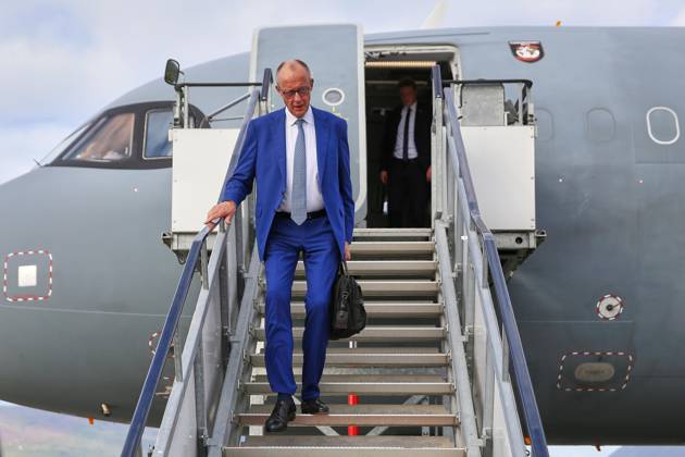 News Bilder des Tages Tivat, Montenegro, 22.10.2026: Flughafen Tivat: Auslandsreise des Kanzlers zum Berlin Prozess -Gipfel: Bundeskanzler Friedrich Merz (CDU) steigt aus dem Flugzeug der Flugbereitschaft. Copyright: xdtsxNachrichtenagenturx dts_140215
