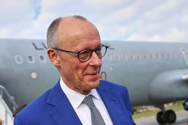 Tivat, Montenegro, 22.10.2026: Flughafen Tivat: Auslandsreise des Kanzlers zum Berlin Prozess -Gipfel: Bundeskanzler Friedrich Merz (CDU) steigt aus dem Flugzeug der Flugbereitschaft. Copyright: xdtsxNachrichtenagenturx dts_140216