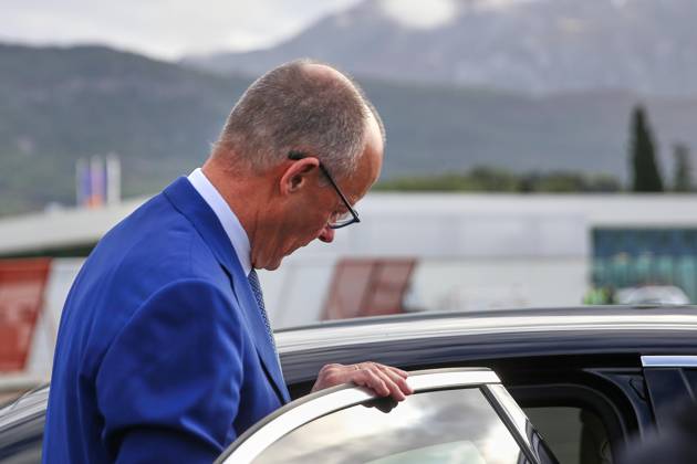 Tivat, Montenegro, 22.10.2026: Flughafen Tivat: Auslandsreise des Kanzlers zum Berlin Prozess -Gipfel: Bundeskanzler Friedrich Merz (CDU) steigt aus dem Flugzeug der Flugbereitschaft. Copyright: xdtsxNachrichtenagenturx dts_140217
