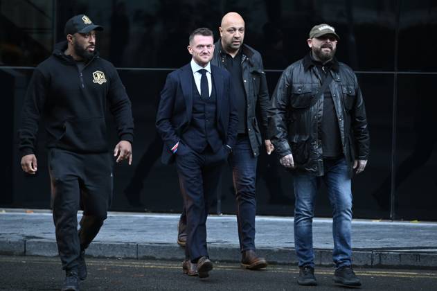 News Bilder des Tages Far-right activist Tommy Robinson at court in London LONDON, UNITED KINGDOM - OCTOBER 22: Far-right activist Tommy Robinson, real name Stephen Yaxley-Lennon, arrives at Southwark Crown Court in London, United Kingdom on October 22, 2026. Robinson appeared before the court to face trial regarding harassment charges alleging he caused two journalists to fear violence through deliberate intimidation. Rasid Necati Aslim Anadolu London United Kingdom. Editorial use only. Please get in touch for any other usage.  Copyright: x2026xAnadoluxRasidxNecatixAslimx