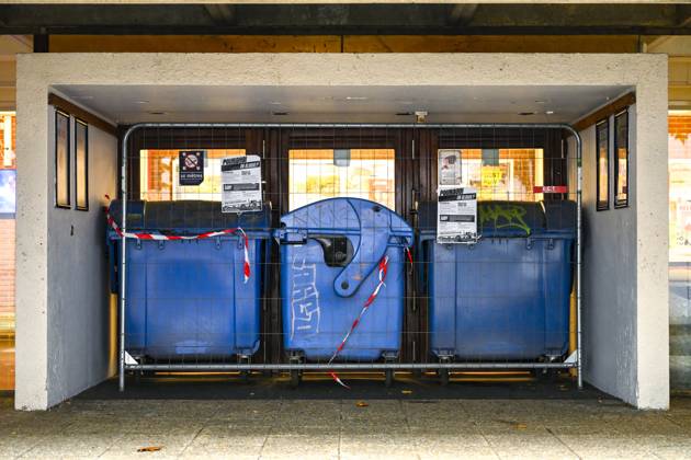 Student Protest Against Austerity 22 10 2026 IXELLES, BELGIUM - ULB doors are locked pictured during a protest at the Universite Libre de Bruxelles (ULB) on October 22, 2026 in Ixelles, Belgium, 22 10 2026 Ixelles Belgium  Copyright: xPhilipxReynaersx
