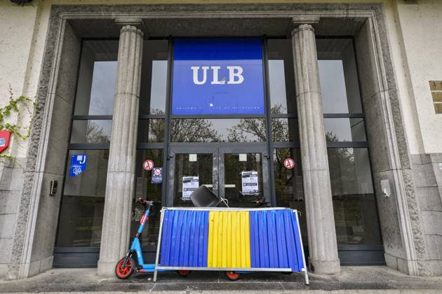 Student Protest Against Austerity 22 10 2026 IXELLES, BELGIUM - ULB doors are locked pictured during a protest at the Universite Libre de Bruxelles (ULB) on October 22, 2026 in Ixelles, Belgium, 22 10 2026 Ixelles Belgium  Copyright: xPhilipxReynaersx