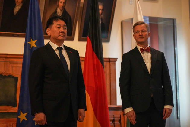 Leipzig - Mongolischer Staatspräsident in Sachsen Staatsbesuch mit Empfang am Alten Rathaus und Besuch der Universität Der mongolische Staatspräsident Ukhnaa Khurelsukh besucht am Donnerstag im Rahmen seines Staatsbesuchs in Deutschland die sächsische Stadt Leipzig. Gegen 10 Uhr wurde das Staatsoberhaupt am Alten Rathaus vom Chef der Sächsischen Staatskanzlei, Dr. Andreas Handschuh, sowie Leipzigs Erstem Bürgermeister Torsten Bonew empfangen. Für die Ankunft war bei entsprechender Witterung eine Kradeskorte vorgesehen. Im Anschluss stehen Eintragungen in das Gästebuch des Freistaates Sachsen und das Goldene Buch der Stadt Leipzig sowie der Austausch von Kooperationsverträgen zwischen sächsischen und mongolischen Hochschulen au Copyright: xEHLxMedia WilsonxVieirax 20261022_staatsbesuch-mongolei-leipzig_10