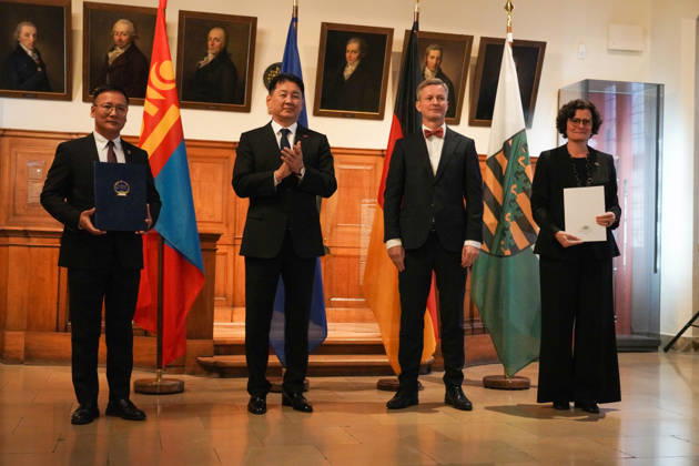 Leipzig - Mongolischer Staatspräsident in Sachsen Staatsbesuch mit Empfang am Alten Rathaus und Besuch der Universität Der mongolische Staatspräsident Ukhnaa Khurelsukh besucht am Donnerstag im Rahmen seines Staatsbesuchs in Deutschland die sächsische Stadt Leipzig. Gegen 10 Uhr wurde das Staatsoberhaupt am Alten Rathaus vom Chef der Sächsischen Staatskanzlei, Dr. Andreas Handschuh, sowie Leipzigs Erstem Bürgermeister Torsten Bonew empfangen. Für die Ankunft war bei entsprechender Witterung eine Kradeskorte vorgesehen. Im Anschluss stehen Eintragungen in das Gästebuch des Freistaates Sachsen und das Goldene Buch der Stadt Leipzig sowie der Austausch von Kooperationsverträgen zwischen sächsischen und mongolischen Hochschulen au Copyright: xEHLxMedia WilsonxVieirax 20261022_staatsbesuch-mongolei-leipzig_19