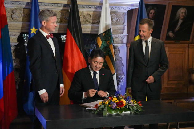 News Bilder des Tages Leipzig - Mongolischer Staatspräsident in Sachsen Staatsbesuch mit Empfang am Alten Rathaus und Besuch der Universität Der mongolische Staatspräsident Ukhnaa Khurelsukh besucht am Donnerstag im Rahmen seines Staatsbesuchs in Deutschland die sächsische Stadt Leipzig. Gegen 10 Uhr wurde das Staatsoberhaupt am Alten Rathaus vom Chef der Sächsischen Staatskanzlei, Dr. Andreas Handschuh, sowie Leipzigs Erstem Bürgermeister Torsten Bonew empfangen. Für die Ankunft war bei entsprechender Witterung eine Kradeskorte vorgesehen. Im Anschluss stehen Eintragungen in das Gästebuch des Freistaates Sachsen und das Goldene Buch der Stadt Leipzig sowie der Austausch von Kooperationsverträgen zwischen sächsischen und mongolischen Hochschulen au Copyright: xEHLxMedia WilsonxVieirax 20261022_staatsbesuch-mongolei-leipzig_5