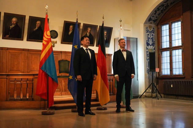 Leipzig - Mongolischer Staatspräsident in Sachsen Staatsbesuch mit Empfang am Alten Rathaus und Besuch der Universität Der mongolische Staatspräsident Ukhnaa Khurelsukh besucht am Donnerstag im Rahmen seines Staatsbesuchs in Deutschland die sächsische Stadt Leipzig. Gegen 10 Uhr wurde das Staatsoberhaupt am Alten Rathaus vom Chef der Sächsischen Staatskanzlei, Dr. Andreas Handschuh, sowie Leipzigs Erstem Bürgermeister Torsten Bonew empfangen. Für die Ankunft war bei entsprechender Witterung eine Kradeskorte vorgesehen. Im Anschluss stehen Eintragungen in das Gästebuch des Freistaates Sachsen und das Goldene Buch der Stadt Leipzig sowie der Austausch von Kooperationsverträgen zwischen sächsischen und mongolischen Hochschulen au Copyright: xEHLxMedia WilsonxVieirax 20261022_staatsbesuch-mongolei-leipzig_9