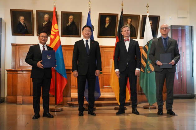 Leipzig - Mongolischer Staatspräsident in Sachsen Staatsbesuch mit Empfang am Alten Rathaus und Besuch der Universität Der mongolische Staatspräsident Ukhnaa Khurelsukh besucht am Donnerstag im Rahmen seines Staatsbesuchs in Deutschland die sächsische Stadt Leipzig. Gegen 10 Uhr wurde das Staatsoberhaupt am Alten Rathaus vom Chef der Sächsischen Staatskanzlei, Dr. Andreas Handschuh, sowie Leipzigs Erstem Bürgermeister Torsten Bonew empfangen. Für die Ankunft war bei entsprechender Witterung eine Kradeskorte vorgesehen. Im Anschluss stehen Eintragungen in das Gästebuch des Freistaates Sachsen und das Goldene Buch der Stadt Leipzig sowie der Austausch von Kooperationsverträgen zwischen sächsischen und mongolischen Hochschulen au Copyright: xEHLxMedia WilsonxVieirax 20261022_staatsbesuch-mongolei-leipzig_23