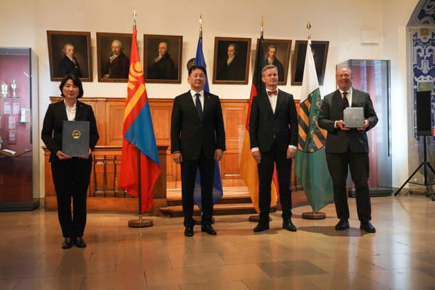 Leipzig - Mongolischer Staatspräsident in Sachsen Staatsbesuch mit Empfang am Alten Rathaus und Besuch der Universität Der mongolische Staatspräsident Ukhnaa Khurelsukh besucht am Donnerstag im Rahmen seines Staatsbesuchs in Deutschland die sächsische Stadt Leipzig. Gegen 10 Uhr wurde das Staatsoberhaupt am Alten Rathaus vom Chef der Sächsischen Staatskanzlei, Dr. Andreas Handschuh, sowie Leipzigs Erstem Bürgermeister Torsten Bonew empfangen. Für die Ankunft war bei entsprechender Witterung eine Kradeskorte vorgesehen. Im Anschluss stehen Eintragungen in das Gästebuch des Freistaates Sachsen und das Goldene Buch der Stadt Leipzig sowie der Austausch von Kooperationsverträgen zwischen sächsischen und mongolischen Hochschulen au Copyright: xEHLxMedia WilsonxVieirax 20261022_staatsbesuch-mongolei-leipzig_28