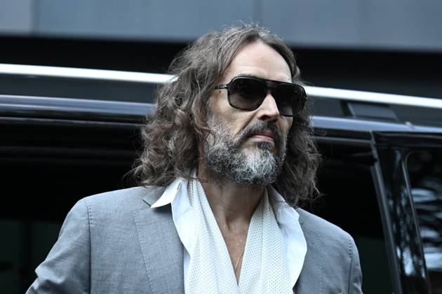 Entertainment Bilder des Tages British comedian Russell Brand appears in court in London LONDON, UNITED KINGDOM - OCTOBER 22: British comedian and actor Russell Brand arrives at Southwark Crown Court in London, United Kingdom, on October 22, 2026. He faces three charges of rape, one count of indecent assault and three counts of sexual assault involving six women. Rasid Necati Aslim Anadolu London United Kingdom. Editorial use only. Please get in touch for any other usage.  Copyright: x2026xAnadoluxRasidxNecatixAslimx