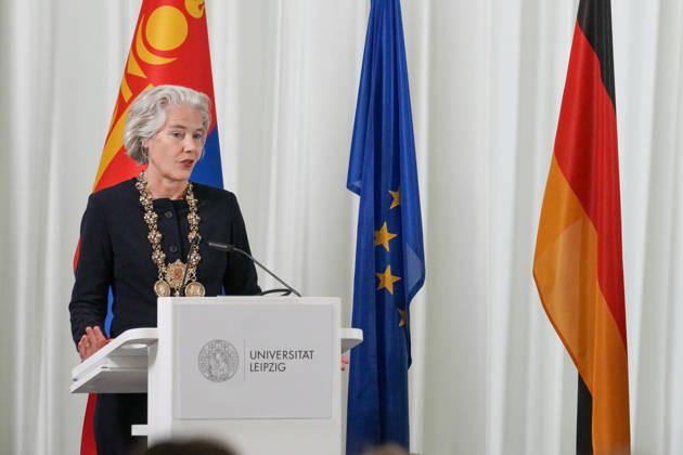 Leipzig - Mongolischer Staatspräsident in Sachsen Staatsbesuch mit Empfang am Alten Rathaus und Besuch der Universität Der mongolische Staatspräsident Ukhnaa Khurelsukh besucht am Donnerstag im Rahmen seines Staatsbesuchs in Deutschland die sächsische Stadt Leipzig. Gegen 10 Uhr wurde das Staatsoberhaupt am Alten Rathaus vom Chef der Sächsischen Staatskanzlei, Dr. Andreas Handschuh, sowie Leipzigs Erstem Bürgermeister Torsten Bonew empfangen. Für die Ankunft war bei entsprechender Witterung eine Kradeskorte vorgesehen. Im Anschluss stehen Eintragungen in das Gästebuch des Freistaates Sachsen und das Goldene Buch der Stadt Leipzig sowie der Austausch von Kooperationsverträgen zwischen sächsischen und mongolischen Hochschulen au Copyright: xEHLxMedia WilsonxVieirax 20261022_staatsbesuch-mongolei-leipzig_35