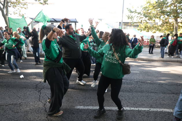 Rally at the Madrid Regional Assembly in Support of the Indefinite Education Strike Several people at a rally in support of public education, in front of the Madrid Regional Assembly, on October 22, 2026, in Madrid, Spain. Public school teachers in the Community of Madrid began an indefinite strike on October 14 to demand more resources and better working conditions. The strike was called by the unions CCOO, CGT, CNT, Solidaridad Obrera, STEM, and UGT, as well as by the teachers’ advocacy groups Educación Especial Digna, Menos Lectivas, and Queremos FP. Among their main demands are the restoration of a maximum of 17 teaching periods per week in secondary education and vocational training, and 22 in elementary school, and a reduction  Copyright: xEduardoxParrax 7861265