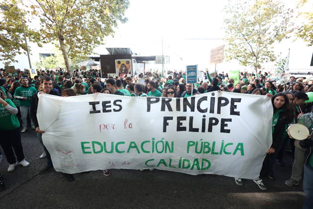 Rally at the Madrid Assembly in Support of the Indefinite Education Strike Several people hold a banner reading IES Príncipe Felipe for Quality Public Education during a rally in support of public education, in front of the Madrid Assembly, on October 22, 2026, in Madrid, Spain. Public school teachers in the Community of Madrid began an indefinite strike on October 14 to demand more resources and better working conditions. The strike was called by the unions CCOO, CGT, CNT, Solidaridad Obrera, STEM, and UGT, as well as by the teachers’ platforms Educación Especial Digna, Menos Lectivas, and Queremos FP. Among their main demands are the restoration of a maximum of 17 teaching periods per week in secondary education and vocational tr  Copyright: xEduardoxParrax 7861268