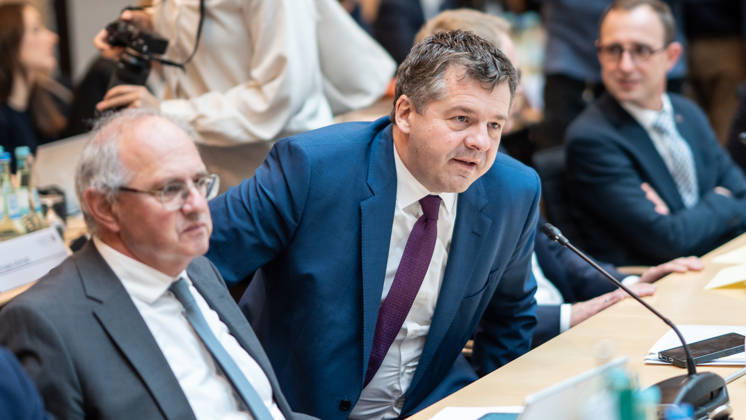 Auftakt Beginn der MPK - Sven Schulze, geschäftsführender Ministerpräsident Sachsen-Anhalt (rechts im Bild) mit dem Chef der Staatskanzlei Gert Zender;Konferenz der Regierungschefs der Länder Ministerpräsidentenkonferenz MPK in Berlin, Berlin Berlin Deutschland Bundesratsgebäude