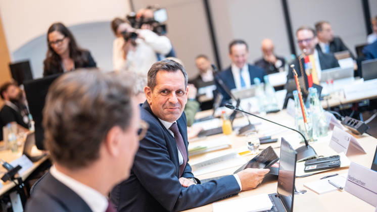 Auftakt Beginn der MPK - Olaf Lies, Ministerpräsident Niedersachsen, mit Hendrik Wüst, Ministerpräsident Nordrhein-Westfalen links im Unschärfebereich;Konferenz der Regierungschefs der Länder Ministerpräsidentenkonferenz MPK in Berlin, Berlin Berlin Deutschland Bundesratsgebäude