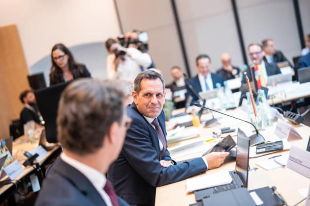 Auftakt Beginn der MPK - Olaf Lies, Ministerpräsident Niedersachsen, mit Hendrik Wüst, Ministerpräsident Nordrhein-Westfalen links im Unschärfebereich;Konferenz der Regierungschefs der Länder Ministerpräsidentenkonferenz MPK in Berlin, Berlin Berlin Deutschland Bundesratsgebäude