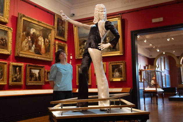 Entertainment Bilder des Tages Freddie Mercury Splendid Things Trail Photocall at V&A Museum, London, UK - 22 October, 2026 A staff member views Ensemble worn at Imperial College gig 1973 as worn by Freddie Mercury as part of the V&A s Freddie Mercury Splendid Things free trail which opens on Saturday 24 October 2026 at V&A Museum, London, England, UK on Thursday 22 October, 2026., Credit:Justin Ng Avalon UK, England, London, V&A Museum  Copyright: xJustinxNgx xAvalonx 1145632814