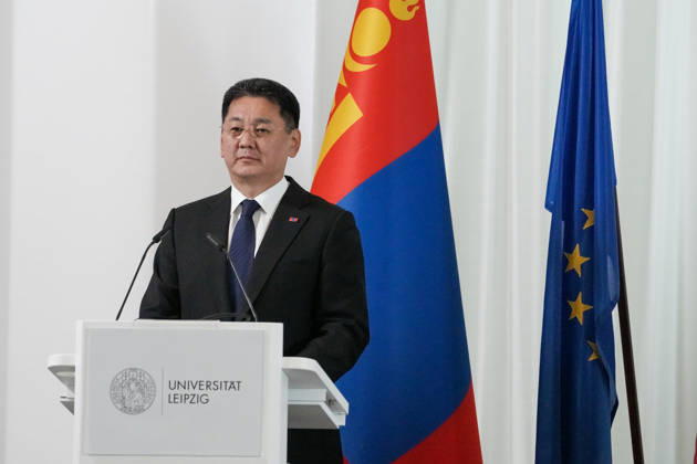 Leipzig - Mongolischer Staatspräsident in Sachsen Staatsbesuch mit Empfang am Alten Rathaus und Besuch der Universität Der mongolische Staatspräsident Ukhnaa Khurelsukh besucht am Donnerstag im Rahmen seines Staatsbesuchs in Deutschland die sächsische Stadt Leipzig. Gegen 10 Uhr wurde das Staatsoberhaupt am Alten Rathaus vom Chef der Sächsischen Staatskanzlei, Dr. Andreas Handschuh, sowie Leipzigs Erstem Bürgermeister Torsten Bonew empfangen. Für die Ankunft war bei entsprechender Witterung eine Kradeskorte vorgesehen. Im Anschluss stehen Eintragungen in das Gästebuch des Freistaates Sachsen und das Goldene Buch der Stadt Leipzig sowie der Austausch von Kooperationsverträgen zwischen sächsischen und mongolischen Hochschulen au Copyright: xEHLxMedia WilsonxVieirax 20261022_staatsbesuch-mongolei-leipzig_36