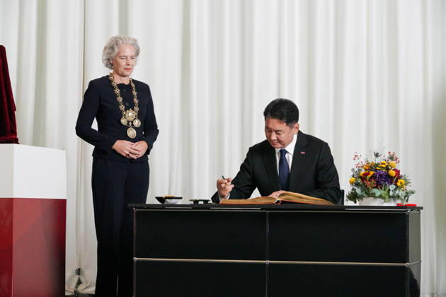 Leipzig - Mongolischer Staatspräsident in Sachsen Staatsbesuch mit Empfang am Alten Rathaus und Besuch der Universität Der mongolische Staatspräsident Ukhnaa Khurelsukh besucht am Donnerstag im Rahmen seines Staatsbesuchs in Deutschland die sächsische Stadt Leipzig. Gegen 10 Uhr wurde das Staatsoberhaupt am Alten Rathaus vom Chef der Sächsischen Staatskanzlei, Dr. Andreas Handschuh, sowie Leipzigs Erstem Bürgermeister Torsten Bonew empfangen. Für die Ankunft war bei entsprechender Witterung eine Kradeskorte vorgesehen. Im Anschluss stehen Eintragungen in das Gästebuch des Freistaates Sachsen und das Goldene Buch der Stadt Leipzig sowie der Austausch von Kooperationsverträgen zwischen sächsischen und mongolischen Hochschulen au Copyright: xEHLxMedia WilsonxVieirax 20261022_staatsbesuch-mongolei-leipzig_38