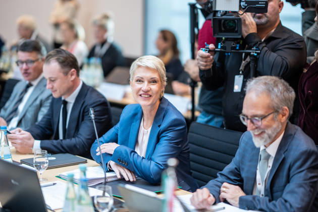 Auftakt Beginn der MPK - Manuela Schwesig, Ministerpräsidentin Mecklenburg-Vorpommern;Konferenz der Regierungschefs der Länder Ministerpräsidentenkonferenz MPK in Berlin, Berlin Berlin Deutschland Bundesratsgebäude