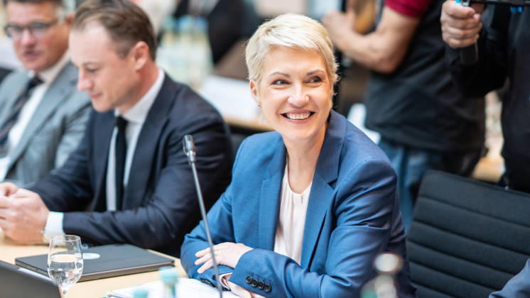 Auftakt Beginn der MPK - Manuela Schwesig, Ministerpräsidentin Mecklenburg-Vorpommern;Konferenz der Regierungschefs der Länder Ministerpräsidentenkonferenz MPK in Berlin, Berlin Berlin Deutschland Bundesratsgebäude