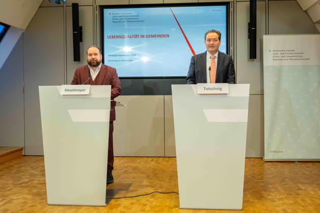 2026-10-22-Präsentation im BMLUK Geschäftsführer Haselmayer (IFDD) und Bundesminister für Land- und Forstwirtschaft, Klima- und Umweltschutz, Regionen und Wasserwirtschaft Norbert Totschnig (ÖVP) am 22. Oktober 2026 bei der Präsentation einer Studie zu Lebensqualität in Gemeinden und Perspektiven für lebendige Regionen im Bundesministerium für Land- und Forstwirtschaft, Klima- und Umweltschutz, Regionen und Wasserwirtschaft in Wien, Wien, Österreich .
