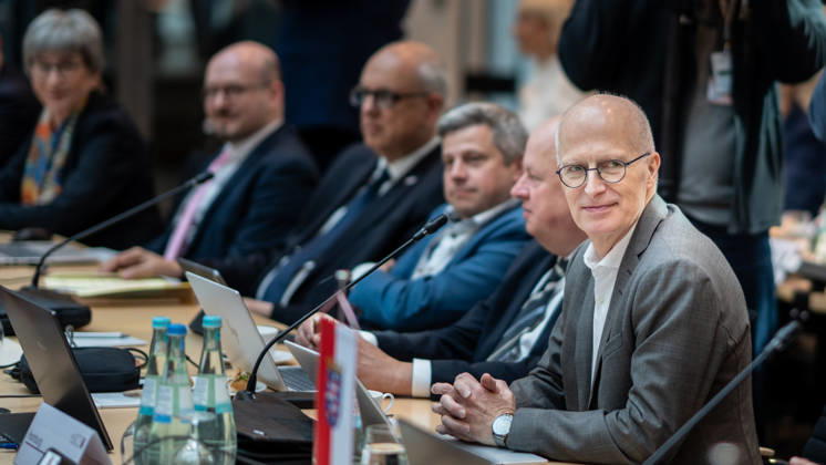 Auftakt Beginn der MPK - Peter Tschentscher, Erster Bürgermeister Hamburg;Konferenz der Regierungschefs der Länder Ministerpräsidentenkonferenz MPK in Berlin, Berlin Berlin Deutschland Bundesratsgebäude