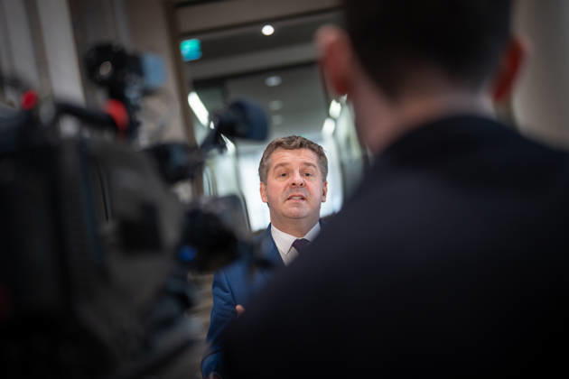 Ankunft im Bundesratsgebäude - Sven Schulze, geschäftsführender Ministerpräsident Sachsen-Anhalt;Konferenz der Regierungschefs der Länder Ministerpräsidentenkonferenz MPK in Berlin, Berlin Berlin Deutschland Bundesratsgebäude