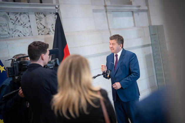 Ankunft im Bundesratsgebäude - Sven Schulze, geschäftsführender Ministerpräsident Sachsen-Anhalt;Konferenz der Regierungschefs der Länder Ministerpräsidentenkonferenz MPK in Berlin, Berlin Berlin Deutschland Bundesratsgebäude