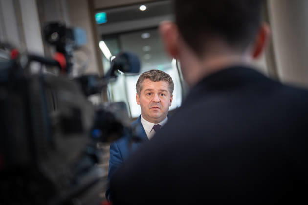 Ankunft im Bundesratsgebäude - Sven Schulze, geschäftsführender Ministerpräsident Sachsen-Anhalt;Konferenz der Regierungschefs der Länder Ministerpräsidentenkonferenz MPK in Berlin, Berlin Berlin Deutschland Bundesratsgebäude
