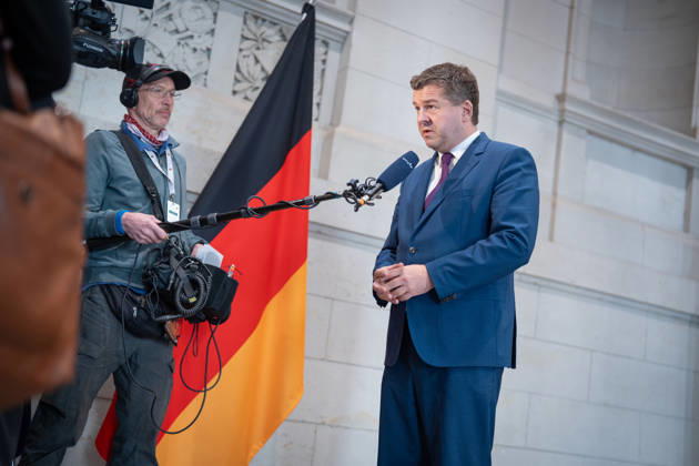 Ankunft im Bundesratsgebäude - Sven Schulze, geschäftsführender Ministerpräsident Sachsen-Anhalt;Konferenz der Regierungschefs der Länder Ministerpräsidentenkonferenz MPK in Berlin, Berlin Berlin Deutschland Bundesratsgebäude