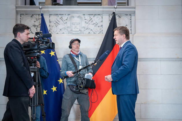 Ankunft im Bundesratsgebäude - Sven Schulze, geschäftsführender Ministerpräsident Sachsen-Anhalt;Konferenz der Regierungschefs der Länder Ministerpräsidentenkonferenz MPK in Berlin, Berlin Berlin Deutschland Bundesratsgebäude