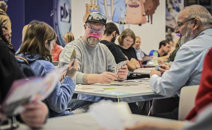 Erster Tag der Spielemesse Essen. Die SPIEL Essen findet vom 22. bis 25. Oktober 2026 auf dem Gelände der Messe Essen statt ** NUR FÜR REDAKTIONELLE ZWECKE ** EDITORIAL USE ONLY **<p>Spielen das Spiel Moustaches am Donnerstag, dem 10 22 2026. Erster Tag der Spielemesse Essen. Die SPIEL Essen findet vom 22. bis 25. Oktober 2026 auf dem Gelände der Messe Essen statt Deutschland NRW Essen Copyright: KerstinxKokoska
