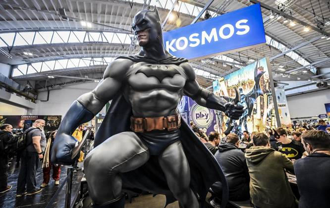 Erster Tag der Spielemesse Essen. Die SPIEL Essen findet vom 22. bis 25. Oktober 2026 auf dem Gelände der Messe Essen statt ** NUR FÜR REDAKTIONELLE ZWECKE ** EDITORIAL USE ONLY **<p>Messebesucher spielen das Spiel Batman von Kosmos am Donnerstag, dem 10 22 2026. Erster Tag der Spielemesse Essen. Die SPIEL Essen findet vom 22. bis 25. Oktober 2026 auf dem Gelände der Messe Essen statt Deutschland NRW Essen Copyright: KerstinxKokoska